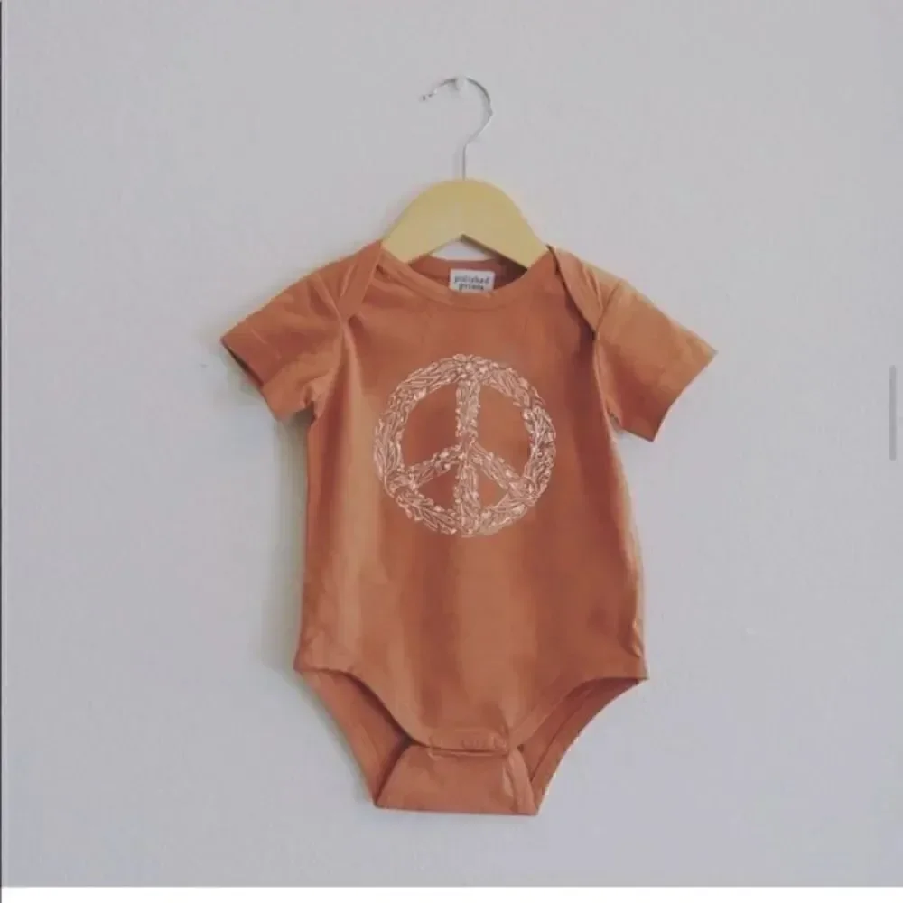 POLISHED PRINTS | new with tags | RUST COLORED FLORAL PEACE SIGN ONSIE